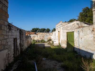 ...le sue porte a met� del 900 si aprivano ogni giorno per i pochi bambini della comunit� del quartiere. Troppo lontana per loro era infatti la scuola di Santo Spirito, per cui una maestra veniva qui a tenere le lezioni in due fredde stanzette 